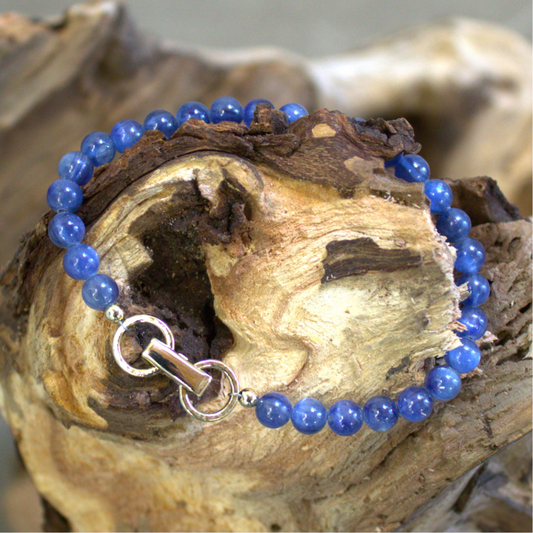 Gouden armband met stoere sluiting en rond geslepen Kyanieten. Zowel voor dames als heren. Sportief duurzaam ontwerp en handgemaakt door Goudsmederij Goedbloed