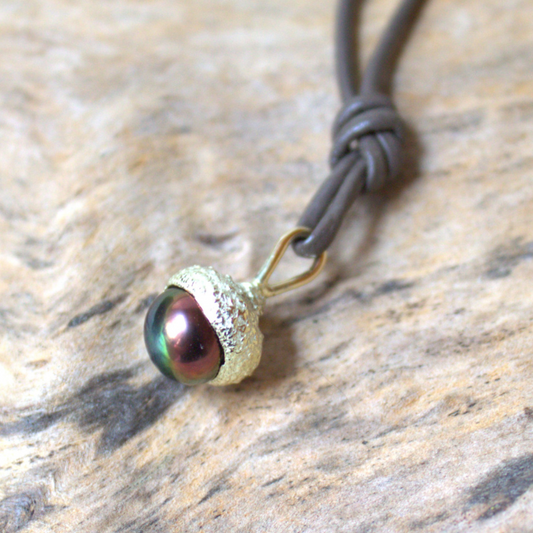 Gouden eik hanger met een prachtige zwarte parel. Organisch sieraad ontwerp is handgemaakt door Goudsmederij Goedbloed
