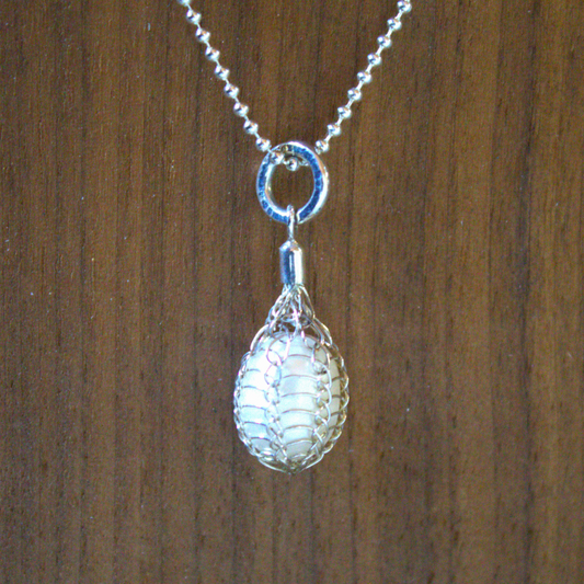 925 Zilveren Dragonstail hanger met witte zoetwater parel. Handgeweven zilveren hanger uit de Dragonstail collectie van Goudsmederij Goedbloed