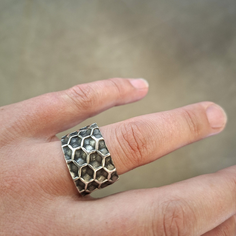Brede honingraat textuur ring van wit en zwart geoxideerd zilver 925 foto op model handgemaakt door Goudsmederij Goedbloed