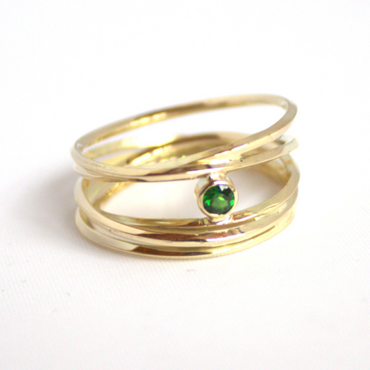 Geelgouden draadring met een facet geslepen bosgroene Toermalijn handgemaakt door Goudsmederij Goedbloed