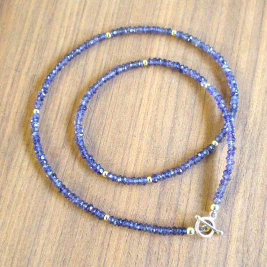 Geelgouden collier met kapittelsluiting van facetgeslepen Ioliet en fijne gouden balletjes handgemaakt door Goudsmederij Goedbloed