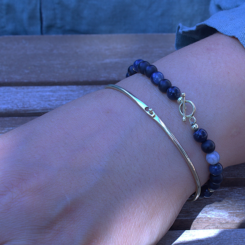 Edelsteen armband met gouden elementen en een sierlijke kapittelsluiting. handgemaakt duurzaam door Goudsmederij Goedbloed foto op model