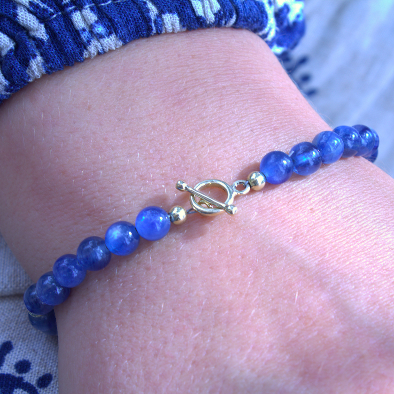 Gouden sportieve armband met rondgeslepen edelstenen klassiek met kapittelsluiting handgemaakt door Goudsmederij Goedbloed foto op model