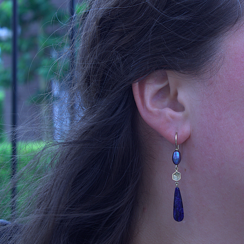 Gouden lange art deco honey oorbellen met blauwe parel en sodaliet foto op model design door Goudsmederij Goedbloed