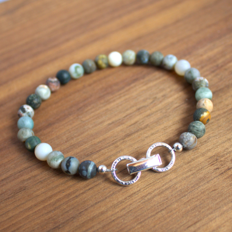 Stoere zilveren heren armband met hand gesmede sluitringen en gematteerde mosagaat duurzaam en handgemaakt door Goudsmederij Goedbloed