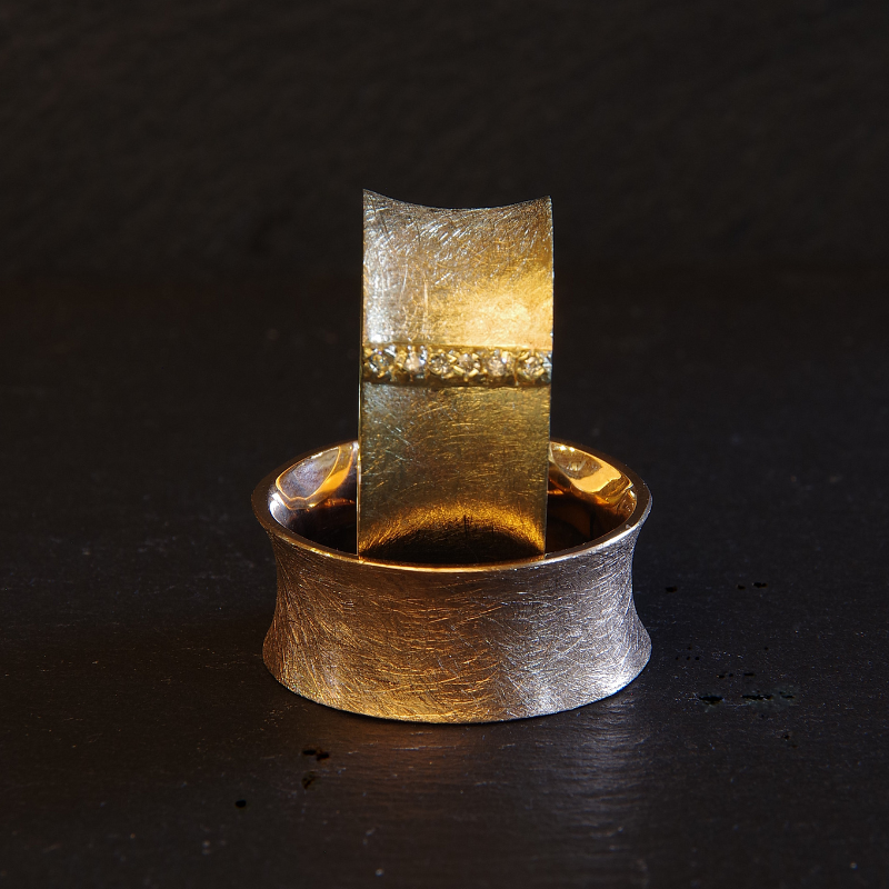 Gouden klassieke brede trouwringen in een gesmede zandlopervorm duurzaam en handgemaakt door Goudsmederij Goedbloed