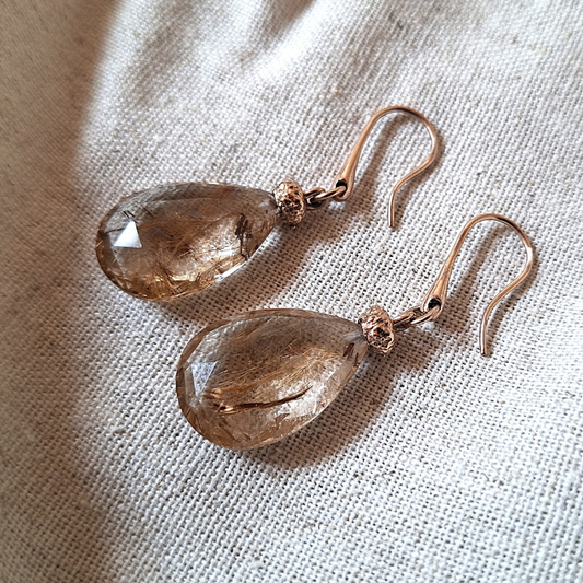 Roodgouden oorbellen oorhaken met druppelvormige facetgeslepen rutielkwarts forest eik tak organisch ontwerp handgemaakt door Goudsmederij Goedbloed dieptefoto van rutielkwartsen