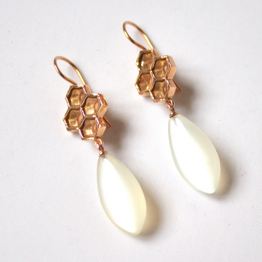 Roodgouden oorbellen met witte maansteen en honingraat detail. 14K gouden oorhaken uit de Honey collectie van Goudsmederij Goedbloed.