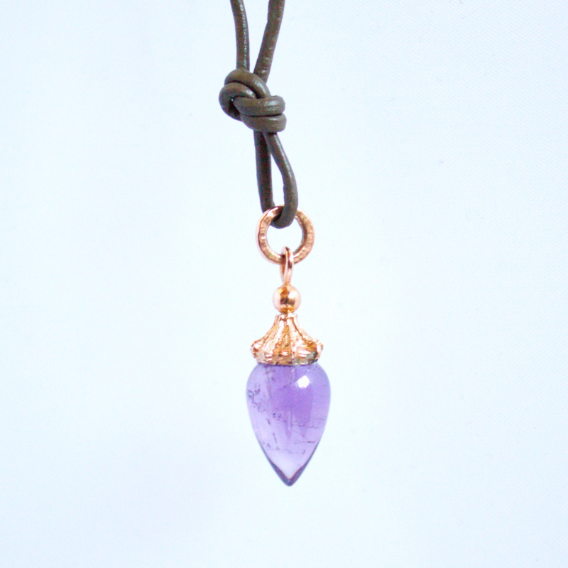 14 karaat rosegouden hanger met een pendulum geslepen amethist uit de Forest collectie handgemaakt door Goudsmederij Goedbloed