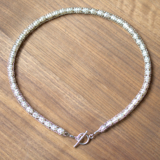 925 Zilveren Dragonstail collier met witte zoetwater Parels. Een collier gemaakt met een oude sieraden techniek. Handgemaakt door Goudsmederij Goedbloed.