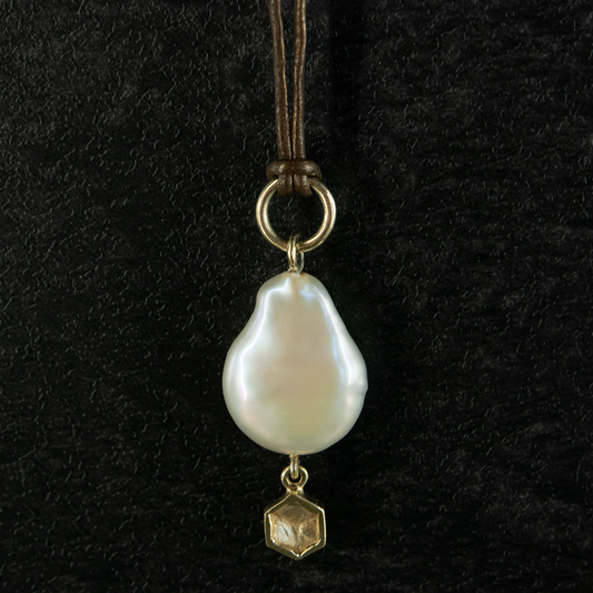 14k Geelgouden hanger met parel en Honingraat. Geelgouden hanger uit de Honey collectie van Goudsmederij Goedbloed.