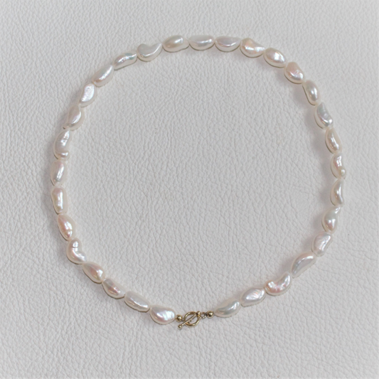 Witte Barokparel collier met 14k gouden sluiting. Keuze uit diverse kleuren parels. Handgemaakt parel collier uit de Classic collectie van Goudsmederij Goedbloed.