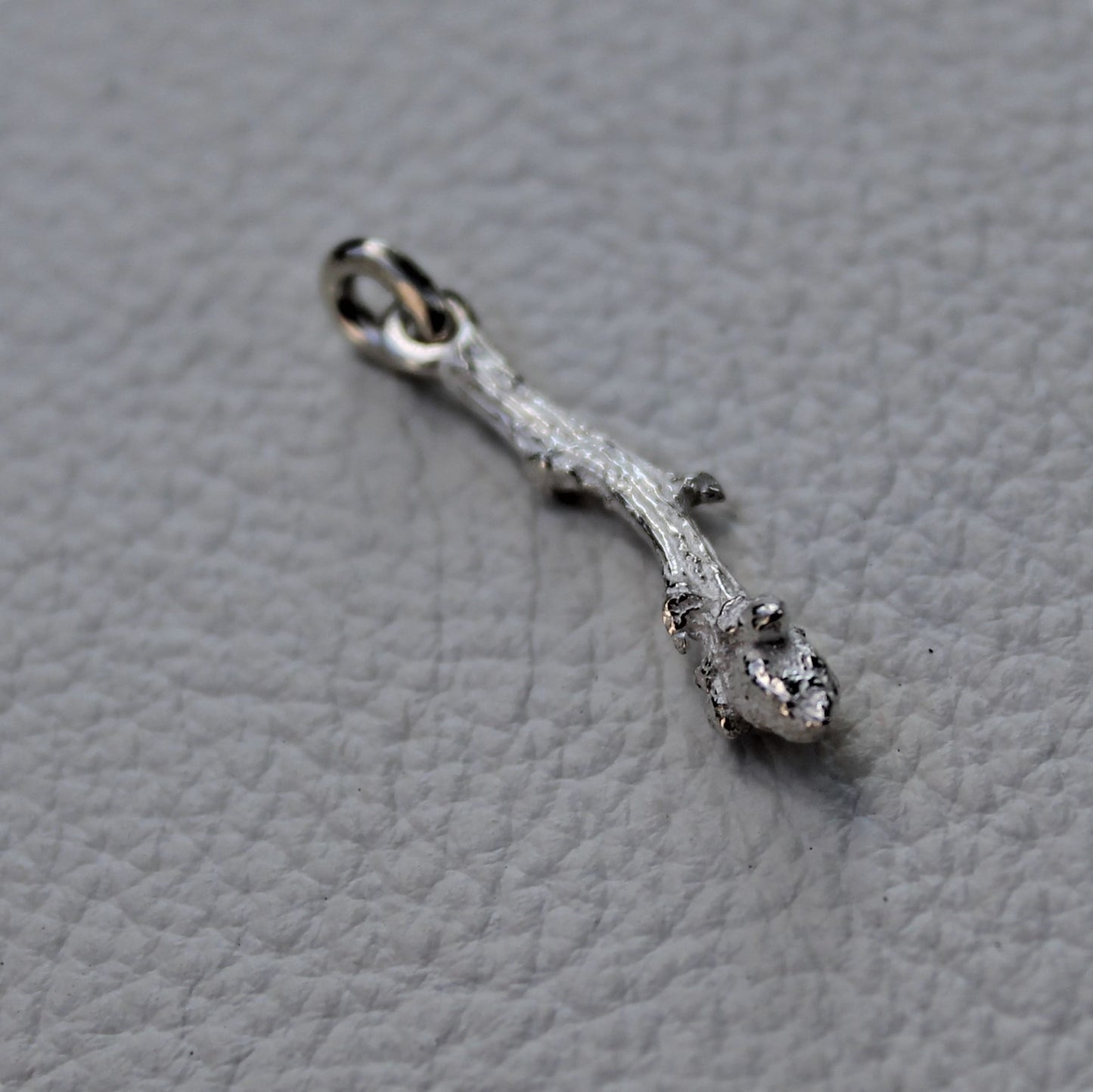 925 Zilveren Forest hanger. Een hanger geïnspireerd door de takken van een Eik met een knop in de groei. Handgemaakt door Goudsmederij Goedbloed.