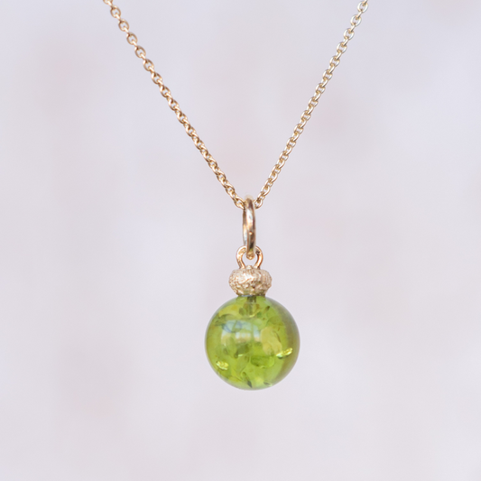 Geelgouden hanger met groene barsteen en eikelkapje. 14K Geelgouden hanger uit de Forest collectie van Goudsmederij Goedbloed.