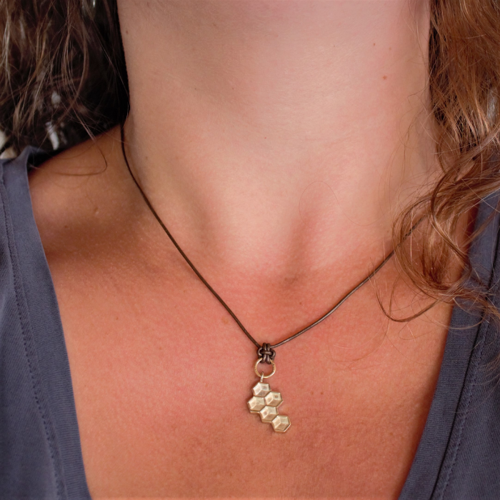 Geelgouden hanger Honey met honingraatstructuur handgemaakt door Goudsmederij goedbloed