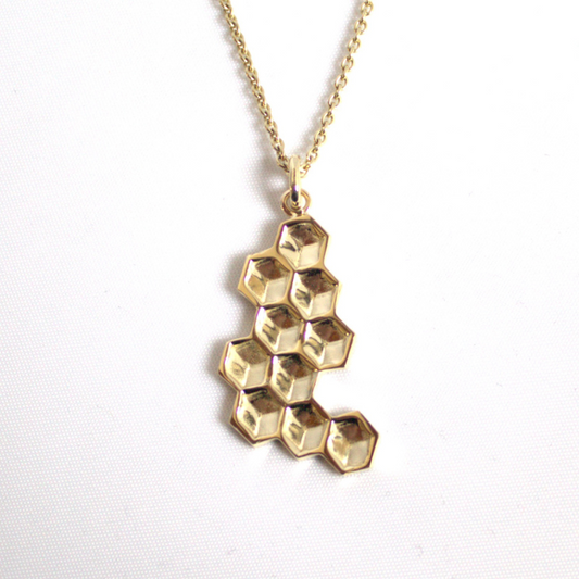 14 karaat geelgouden honingraat hanger uit de Honey collectie, organisch en geometisch, textuur hanger, puzzelstukje, asymmetisch handgemaakt door Goudsmederij Goedbloed