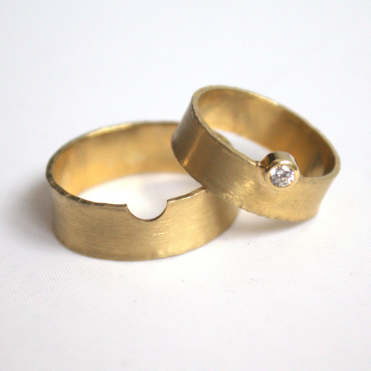 Geelgouden trouwringen met satijn gematteerde vlakke band met briljant geslepen diamant uit de Classic collectie handgemaakt door Goudsmederij Goedbloed