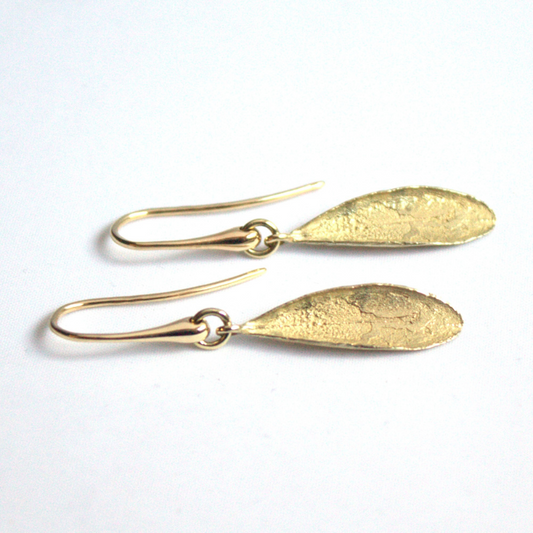 14 karaat gouden oorhaken met olijfbladeren. Handgemaakt door Goudsmederij Goedbloed