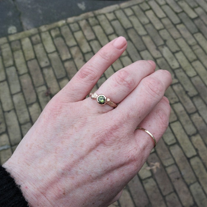 14K gouden Forest ring met Edelsteen. Gouden ringen met een natuurlijk uiterlijk zowel in materiaal gebruik als in ontwerp. Handgemaakte gouden ringen uit de Forest collectie van Goudsmederij Goedbloed.