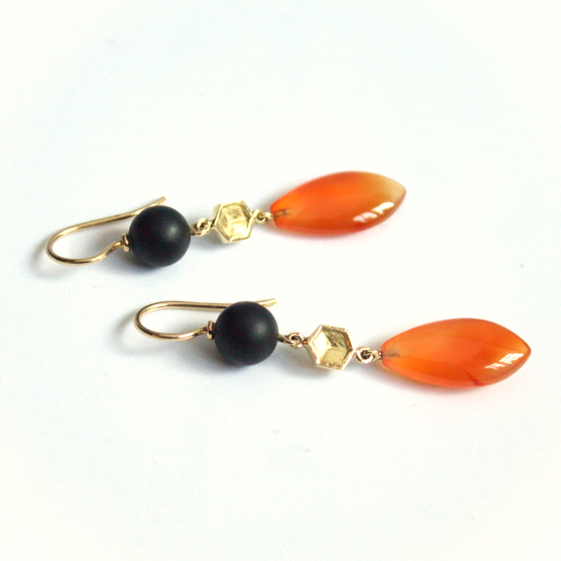 Geelgouden Honingraat oorbellen met oranje en zwarte edelstenen. handgemaakte gouden 14 karaat geelgouden Honingraat oorbellen met oranje Carneool en zwart gematteerde Onyx. Duurzaam en handgemaakte gouden oorbellen uit de Honey collectie van Goudsmederij Goedbloed.