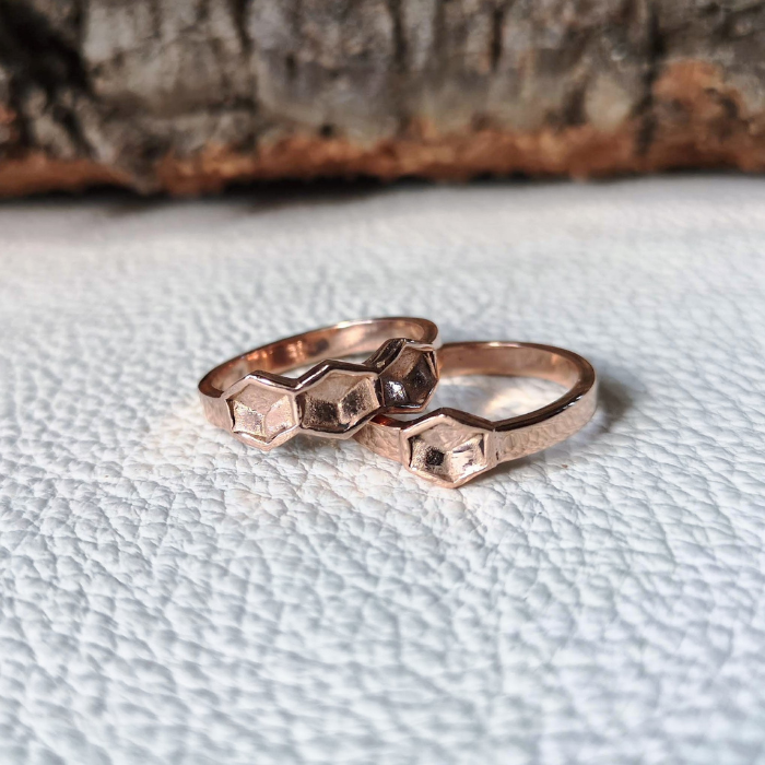 Rood gouden ringen met honingraten als versiering duurzaam en handgemaakt door Goudsmederij Goedbloed