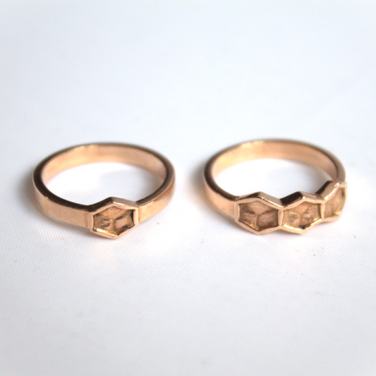 Rood gouden ringen met honingraten als versiering duurzaam en handgemaakt door Goudsmederij Goedbloed