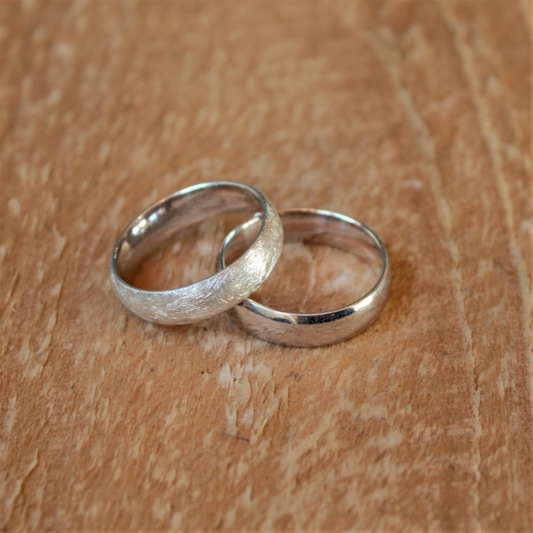 Brede, licht bolle trouwringen Classic & Love handgemaakt door Goudsmederij Goedbloed