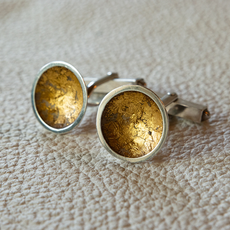 Handgemaakt zilveren manchetknopen met 22krt bladgoud accent. Handgemaakte manchetknopen uit de Classic collectie van Goudsmederij Goedbloed.