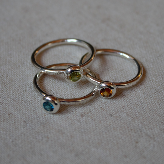 Zilveren fijn gehamerde aanschuifring met donutzetting met een facetgeslepen edelsteen. Handgemaakt door Goudsmederij Goedbloed