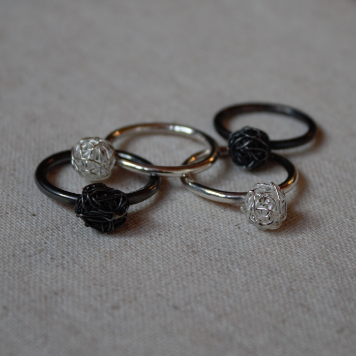 Zilveren  aanschuifring met draadbal als topper uit onze Classic Collectie handgemaakt door Goudsmederij Goedbloed