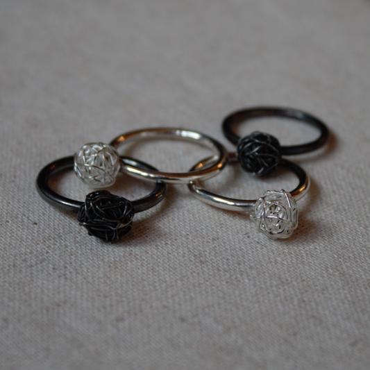 Zilveren  aanschuifring met draadbal als topper uit onze Classic Collectie handgemaakt door Goudsmederij Goedbloed