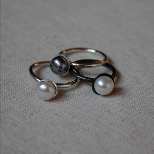 Zilver 925 aanschuifring met een parel in een kommetje als topper uit onze Classic collectie.