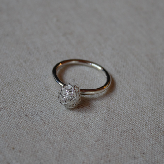 Zilveren aanschuifring met draadbal als topper uit onze Classic Collectie handgemaakt door Goudsmederij G