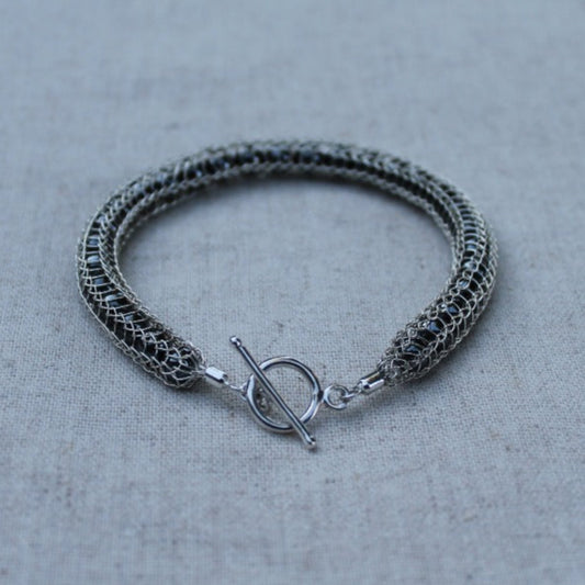 925 Zilveren Dragonstail armband met Hematiet. Een armband gemaakt met een oude sieraden techniek. Handgemaakt door Goudsmederij Goedbloed.