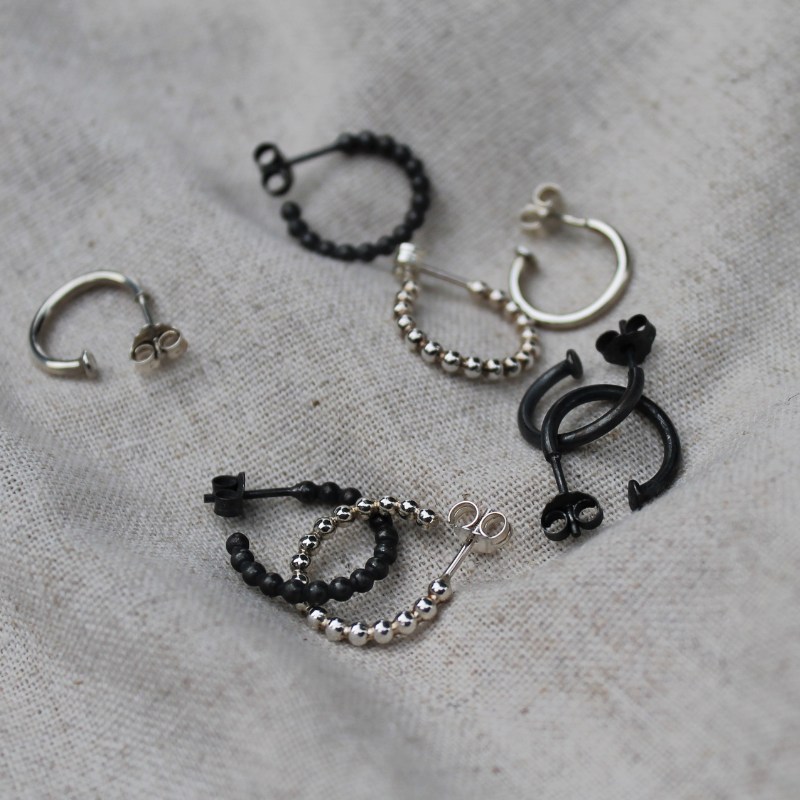 925 Zilveren creolen. Glad en bolletjes variant in wit zilver of zwart zilver. Handgemaakte oorbellen uit de classic collectie van Goudsmederij Goedbloed.