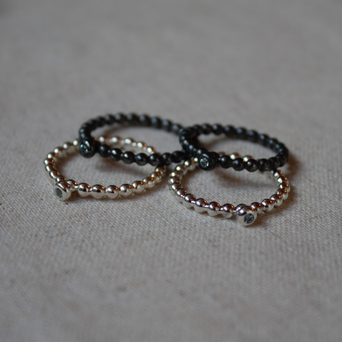 Zilveren balletjes aanschuifring met fijne witte saffier in een donutzetting uit de Classic Collectie