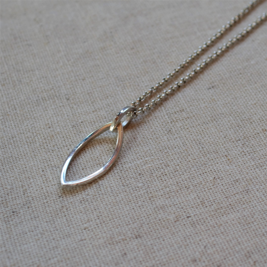 Zilver 925 geometrisch blad hanger uit de Forest collectie, word geleverd aan bruin leren koord.