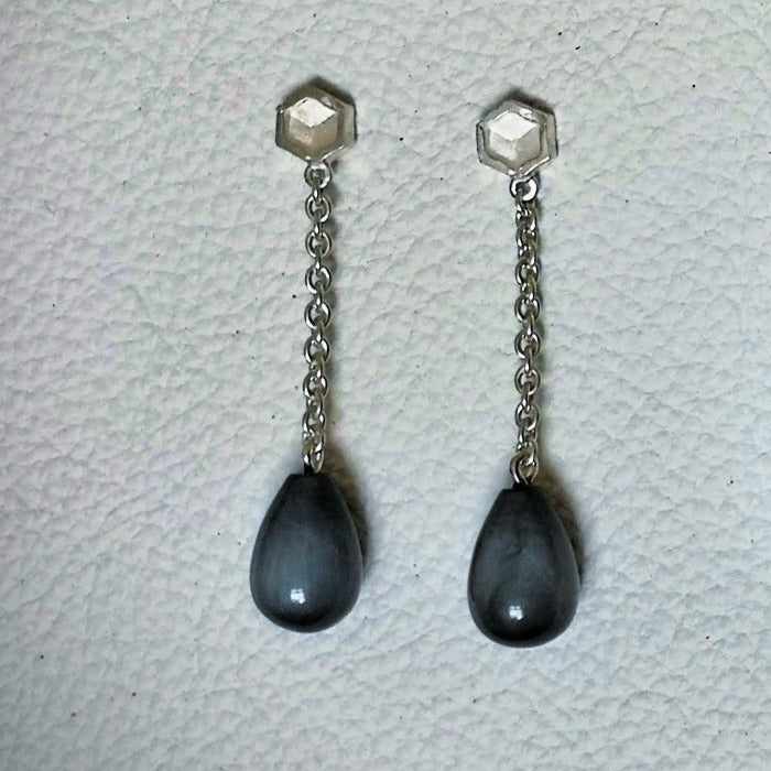925 Zilveren Honey oorbellen met grijze Valkenoog druppels. Oorbellen met de geometrische schoonheid van honingraat. Handgemaakt door Goudsmederij Goedbloed.