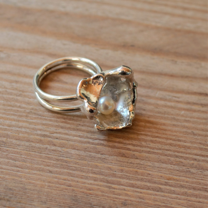 Zilver 925 ring met gegoten uniek Lava element met daarin een witte zoetwaterparel. 100% uniek. Handgemaakt door Goudsmederij Goedbloed