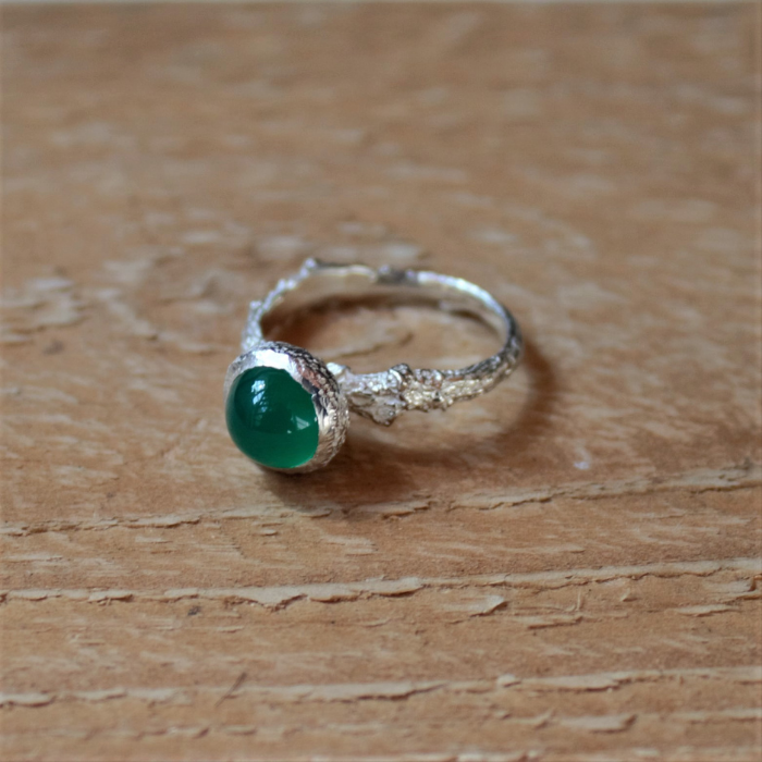 Forest ring van een zilver 925 eikentak en eikenkap als zetting met daarin een cabuchon geslepen groene Chalcedoon
