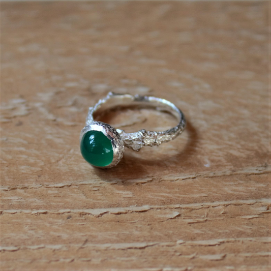 Forest ring van een zilver 925 eikentak en eikenkap als zetting met daarin een cabuchon geslepen groene Chalcedoon