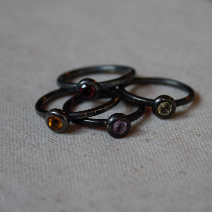 Zwart zilveren fijn gehamerde aanschuifring met donutzetting met een facetgeslepen edelsteen. Handgemaakt door Goudsmederij Goedbloed