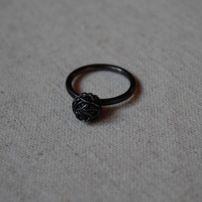 Zwart zilveren aanschuifring met draadbal als topper uit onze Classic Collectie handgemaakt door Goudsmederij G