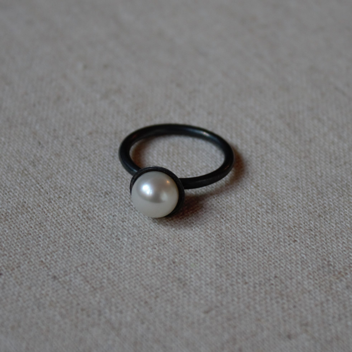 Zwart zilver 925 aanschuifring met een witte parel in een kommetje als topper uit onze Classic collectie