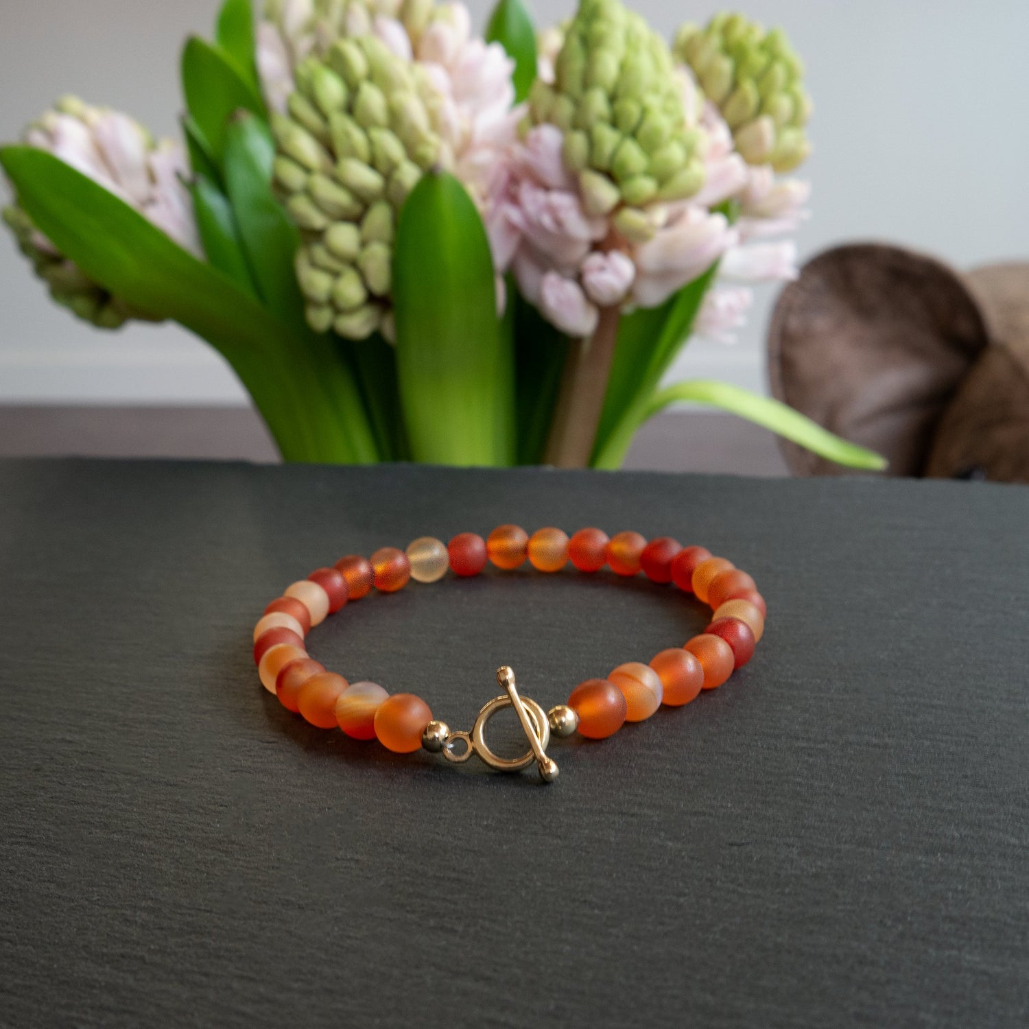 Handgemaakte armbanden met hoogkwalitatieve edelmetalen, edelstenen en parels met een natuurlijke twist.