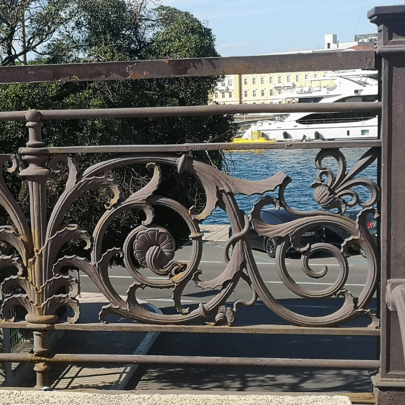 Inspiratiefoto voor de Classic art nouveau sieraden van Goudsmederij Goedbloed; smeedhekwerk bij de Italiaanse kust. 
