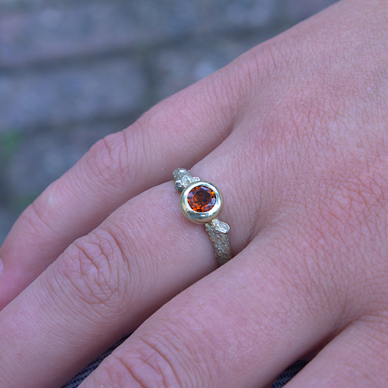 14 karaat geelgouden forest ring met eikentak textuur en een donutzetting met daarin een madeira citrien gezet. Handgemaakt ontwerp door Goudsmederij Goedbloed foto op model