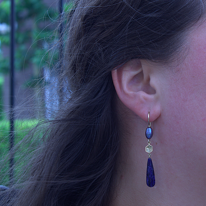 Gouden lange art deco honey oorbellen met blauwe parel en sodaliet foto op  model design door Goudsmederij Goedbloed
