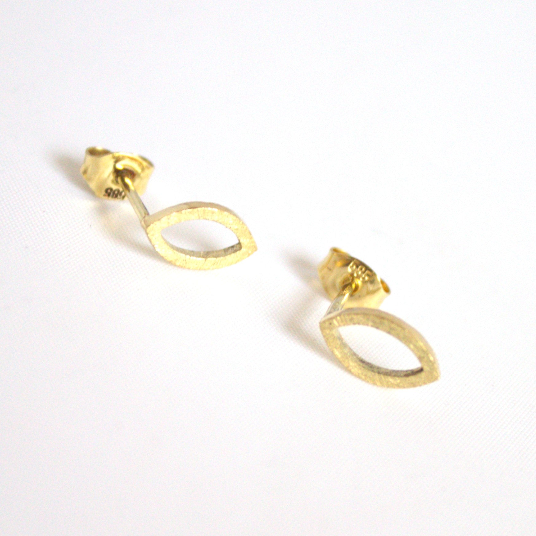 14 karaat gouden geometrische blad oorstekers. Handgemaakt door Goudsmederij Goedbloed